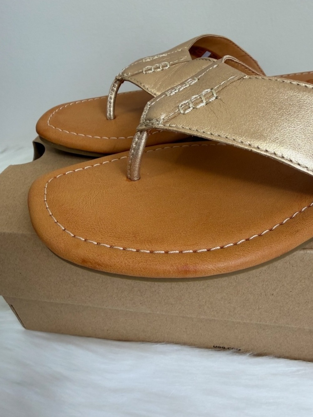 NIB UGG Women’s Carey Gold Metallic Leather Flip Sandals Size 6.5 - Picture 8 of 16